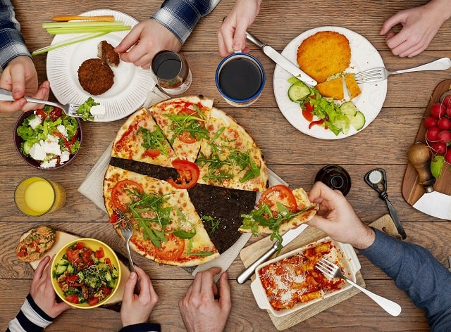 Что можно заказать поесть домой когда у тебя гости?