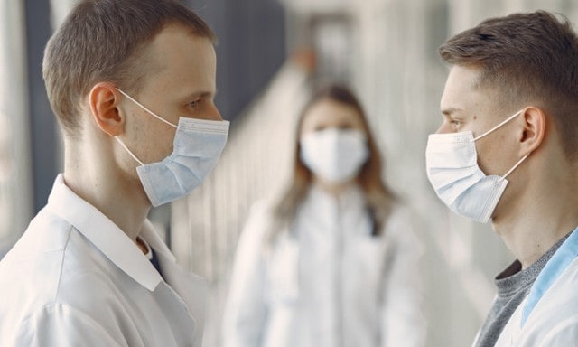 Выпускники вузов заменят медиков, отказавшихся работать с больными коронавирусом