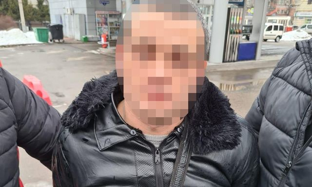 Житель Донецкой области в Лозовском районе избил и ограбил женщину