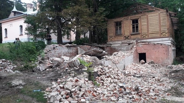 Под Харьковом вандалы разобрали на кирпичи историческую жемчужину (фотофакт)