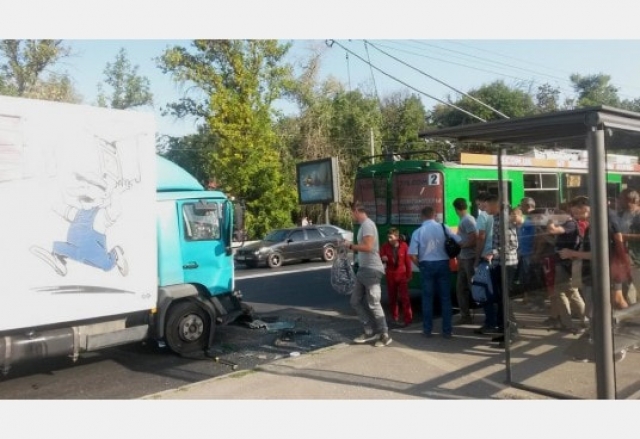 На Сумской произошла авария с участием троллейбуса и грузовика: есть пострадавшие