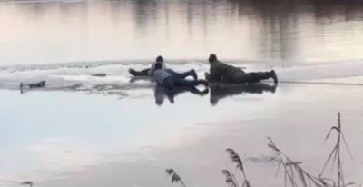 Мужчина поторопился с зимней рыбалкой и едва не утонул