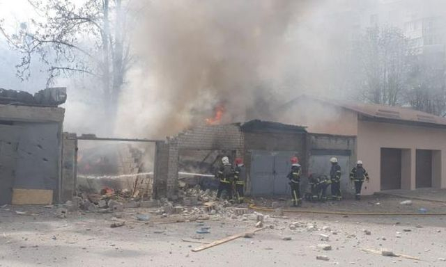 Вражеский снаряд попал в гаражный кооператив на Салтовке