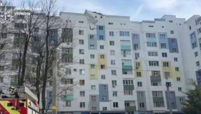 Вражеский беспилотник ударил по крыше высотки в Киевском районе Харькова