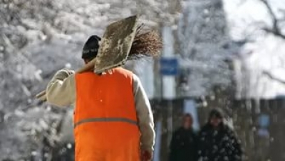 Дворники Харькова вычищают тротуары 
