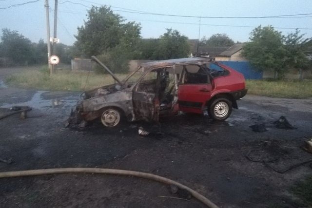 На трассе под Харьковом на ходу загорелся ВАЗ (фото)