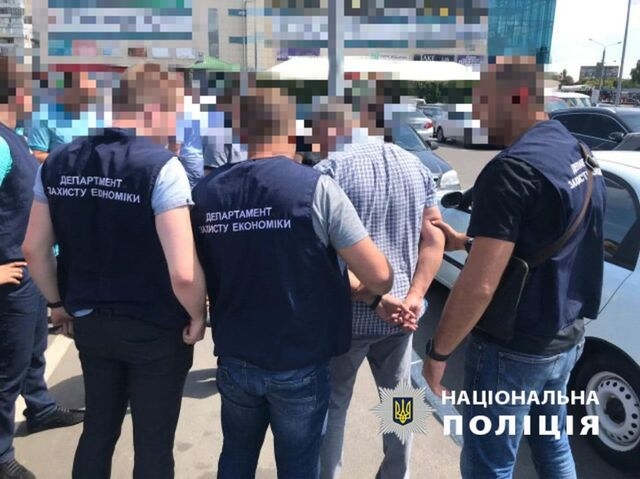 В людном месте на взяточника надели наручники