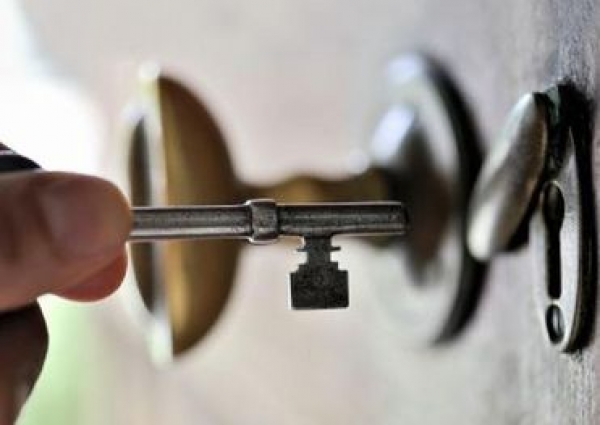 20-летний парень ограбил родственницу