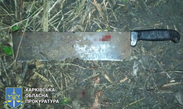 В Купянске мужчина напал на полицейских и ранил их ножом