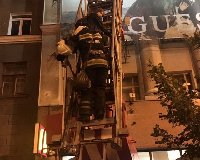 Славы захотелось? - девушки забрались на крышу торгового центра