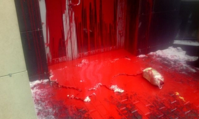 Харьковские активисты облили «кровью» отделение Сбербанка (видео)