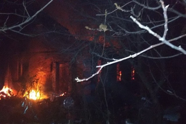 Неравнодушные соседи вынесли из пылающего дома пенсионерку