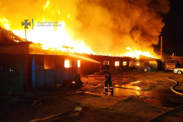 Специалисты устанавливают причины пожара в мебельном цехе в Дергачах
