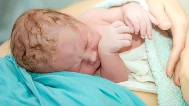 Парамедики Центра экстренной медпомощи приняли роды в экстремальных условиях