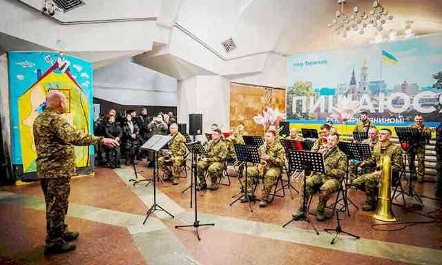 Военные музыканты поздравили харьковчанок концертом в подземке