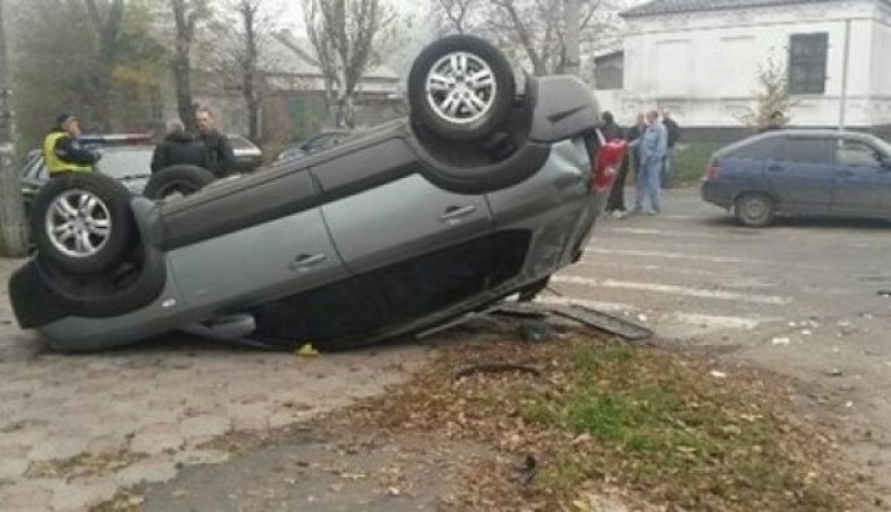 На Харьковщине мужчина погиб под колесами своего авто, объезжая велосипедиста