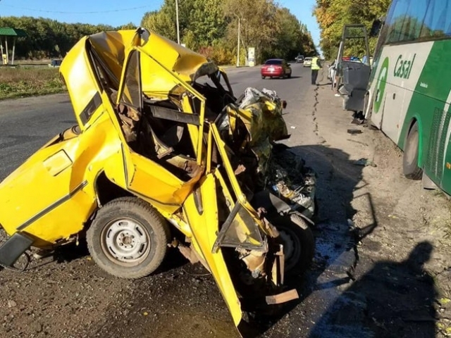 Авто всмятку: в жутком ДТП под Харьковом погиб мужчина (фото, видео)