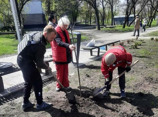 В опаленном войной Харькове высаживают саженцы деревьев