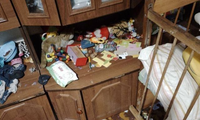 Двое суток без присмотра – у женщины изъяли двоих маленьких детей