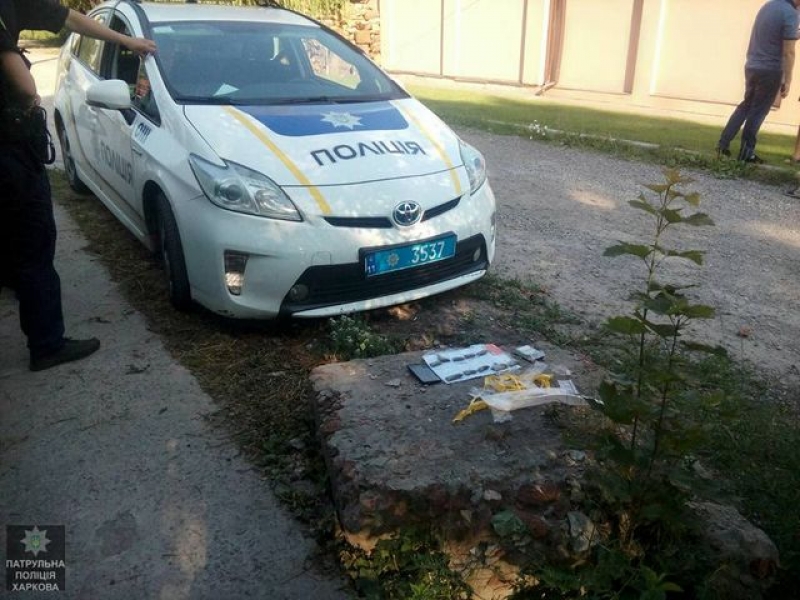 В центре Харькова копы поймали драгдилера во время «закладки»
