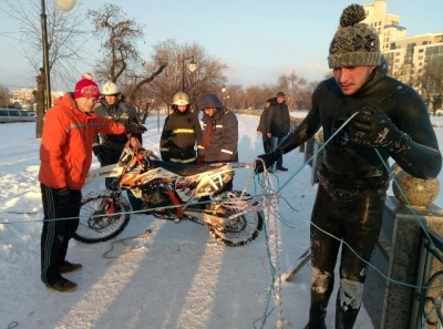 Мотоциклист ушел под лед в Харькове (видео)