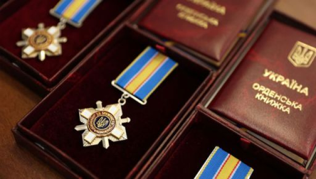 Сыну погибшего украинского защитника передали награду отца