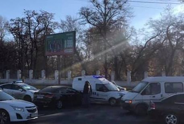 Иномарка протаранила авто харьковских полицейских