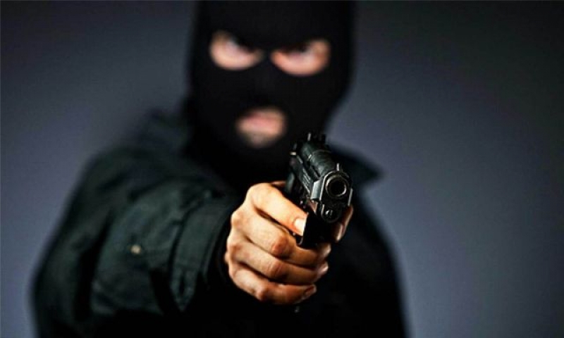 Под Харьковом рецидивист пытался ограбить магазин, угрожая продавцу муляжом ружья