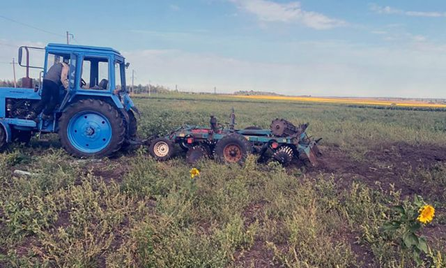 В поле у села Одноробовка на взрывном устройстве подорвался трактор