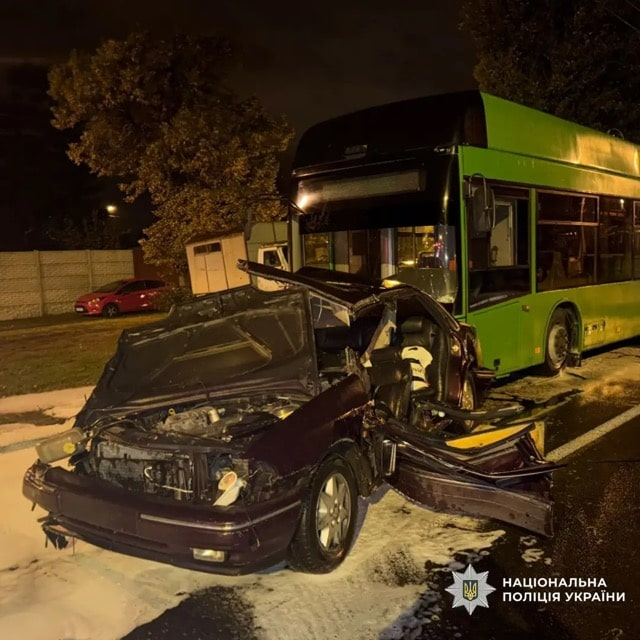 На проспекте Байрона в Харькове автомобиль влетел в троллейбус