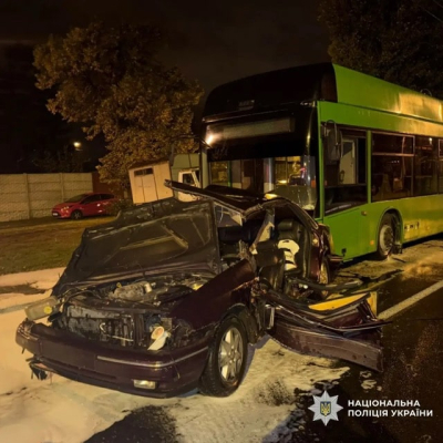 На проспекте Байрона в Харькове автомобиль влетел в троллейбус