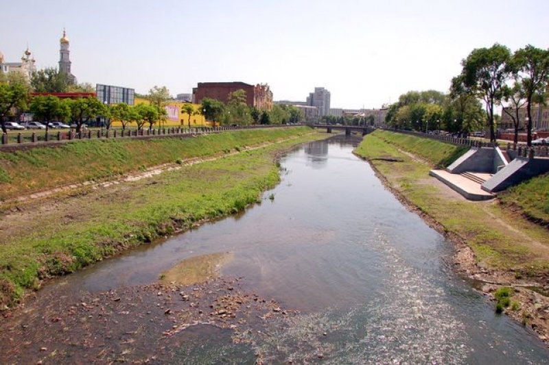 Вонь и загаженное болото: харьковчане просят очистить городскую реку