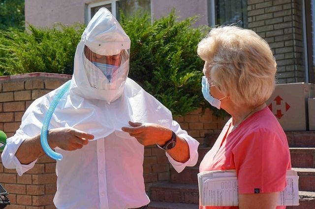 Медикам Харькова передали шлемы, защищающие от коронавируса