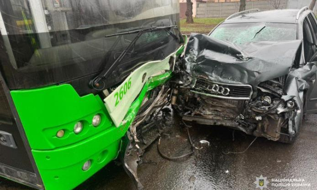 В Харькове произошло ДТП с участием автомобиля и троллейбуса