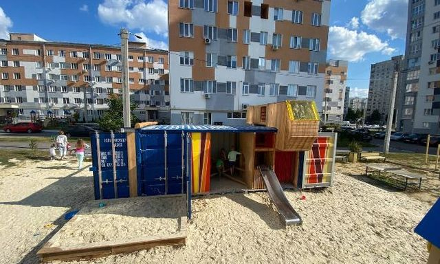 Немецкие волонтеры установили детскую площадку у интерната на Алексеевке