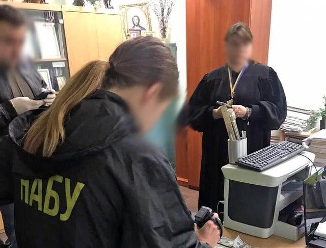 Судья районного суда подозревается в получении взятки