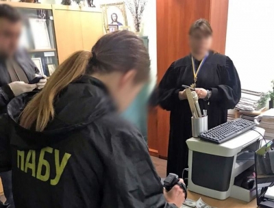 Судья районного суда подозревается в получении взятки