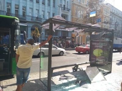 В центре Харькова троллейбус протаранил и разбил стеклянную остановку (фотофакт)