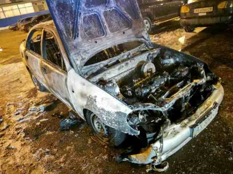 В Харькове сгорел очередной автомобиль (видео)