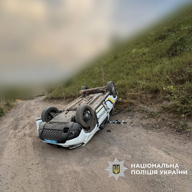 Вражеский FPV-дрон атаковал машину полиции – пострадали четверо полицейских