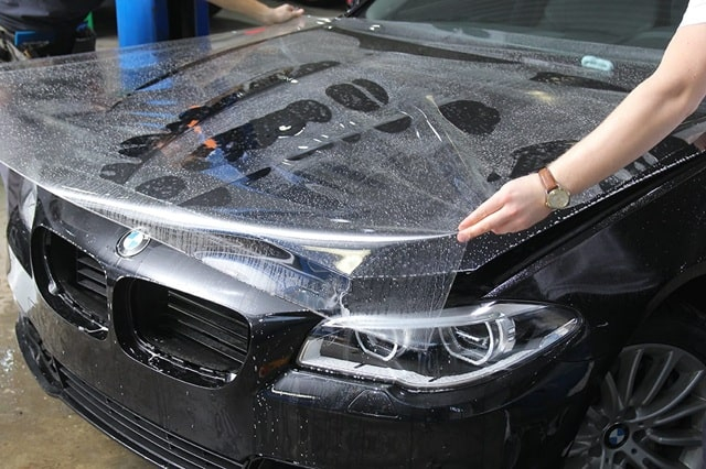 Поклейка броне пленки на автомобиль: зачем она нужна и как выбрать лучший вариант защиты кузова