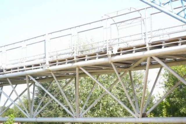 В райцентре Харьковщины ремонтируют пешеходный мост через Северский Донец