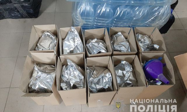 Около одной тысячи литров фальшивого алкоголя изъяли сотрудники полиции