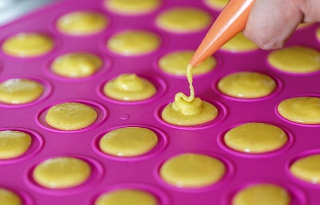 Можно ли ставить силиконовую форму в духовку на противень?