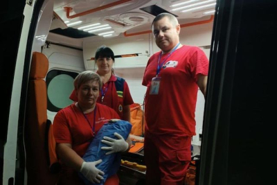 Бригада скорой помощи приняла роды в дороге