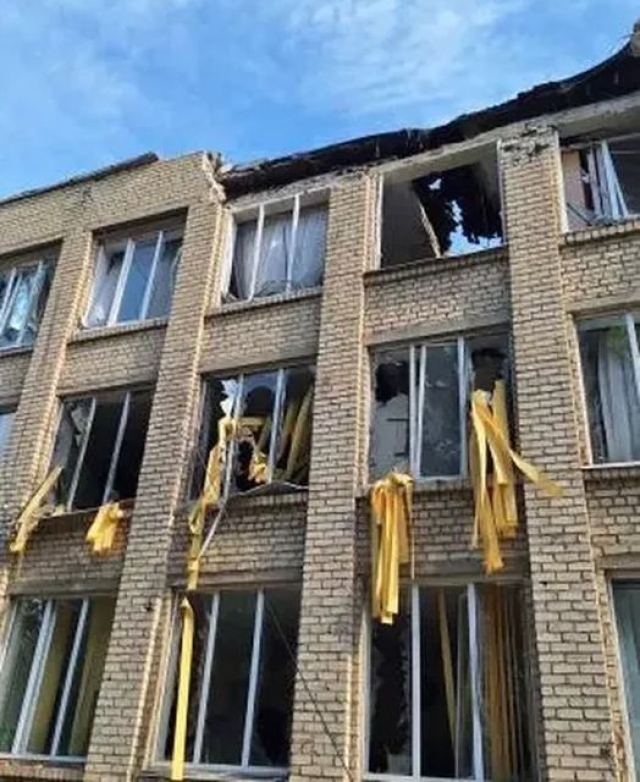 Российская армия атаковала двумя ударными дронами лицей в Лозовой