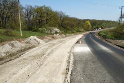 В выходные и праздничные дни в Харьковской области коммунальщики восстанавливали дороги