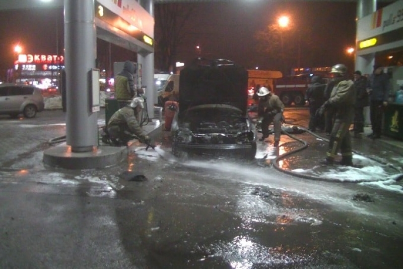 На автозаправке в Харькове горел автомобиль