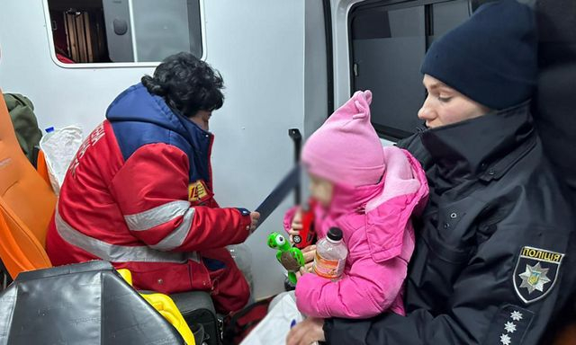 Ювенальные полицейские доставили 3-летнюю девочку в больницу