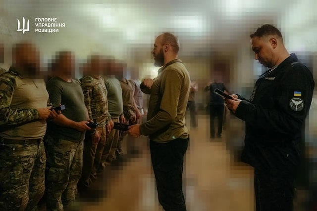 Начальник ГУР наградил бойцов, принимавших участие в операции на агрегатном заводе